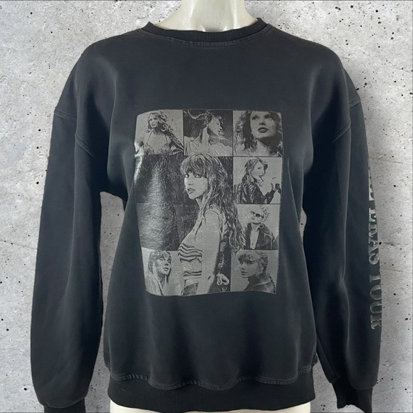 Taylor Swift Sweatshirt Size Large Eras Tour Black Crew Neck Pullover F240 - Picture 1 of 9